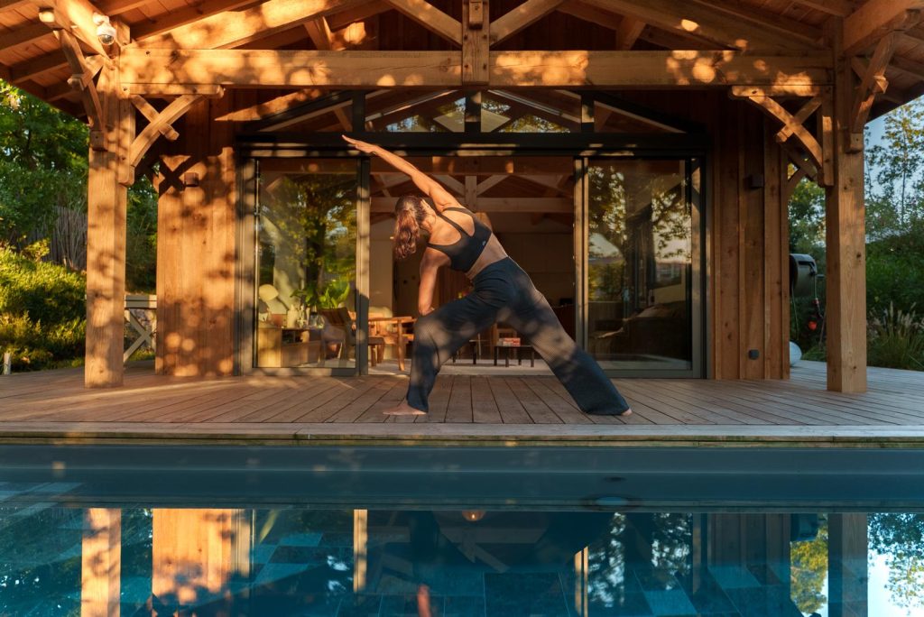 Routine Pilates du matin pratiquée en extérieur à la lumière du jour