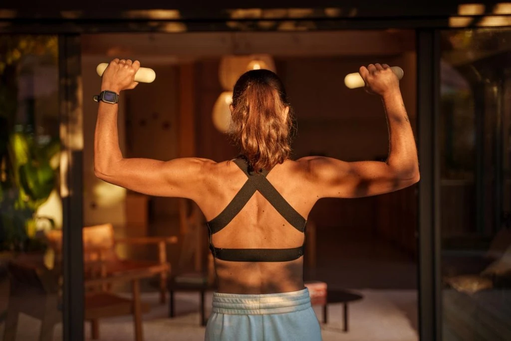 Exercice de Pilates pour les bras et les épaules avec petits poids