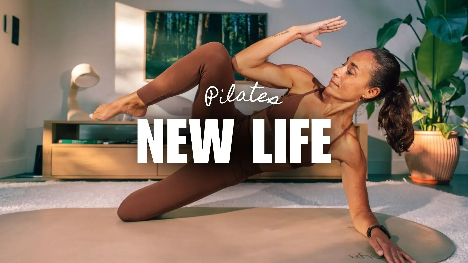Virginie Hampl en séance de Pilates au sol, Pilates et ménopause à la maison